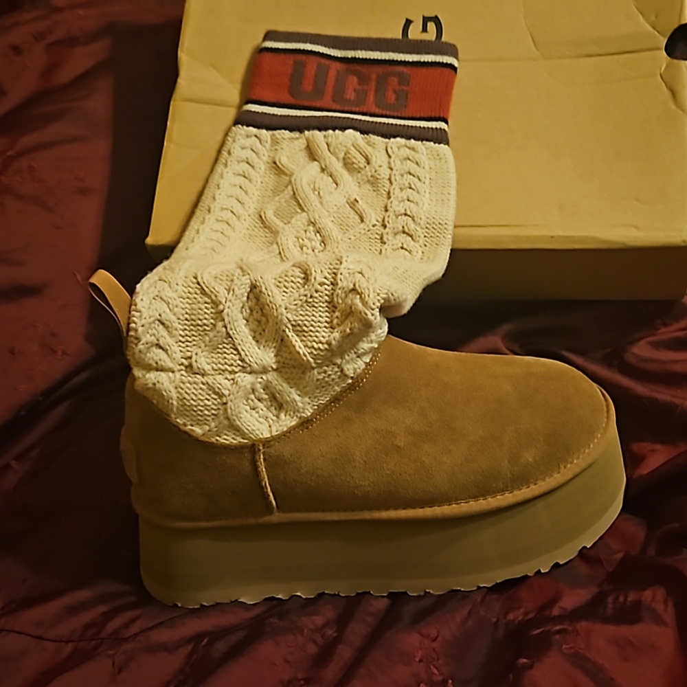 Ugg platform boots Chesnut 100%Authentic